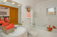De tweede badkamer op de gelijkvloers is toegankelijk vanuit de slaapkamer en apart vanuit de gang
• WC
• wastafel
• douche / ligbad