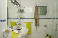De master bedroom op het gelijkvloers heeft een privé badkamer
• WC
• wastafel
• douche met massage