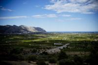 De Orba/Jalon vallei is een prachtig stukje ongerept Spanje, dat zich landinwaarts achter Denia en Javea bevindt. Dit gebied is een samensmelting van kleine Spaanse dorpjes. Als u het echte authentieke Spanje wilt ervaren bent u hier op de juiste locatie. De vriendelijke bevolking en de gezellige pleintjes kenmerken het mediterrane leven.
Het uitgestrekte landschap dat rijk is aan citrusplantages en amandelbomen wordt afgewisseld met hier en daar kleine concentraties woningen.